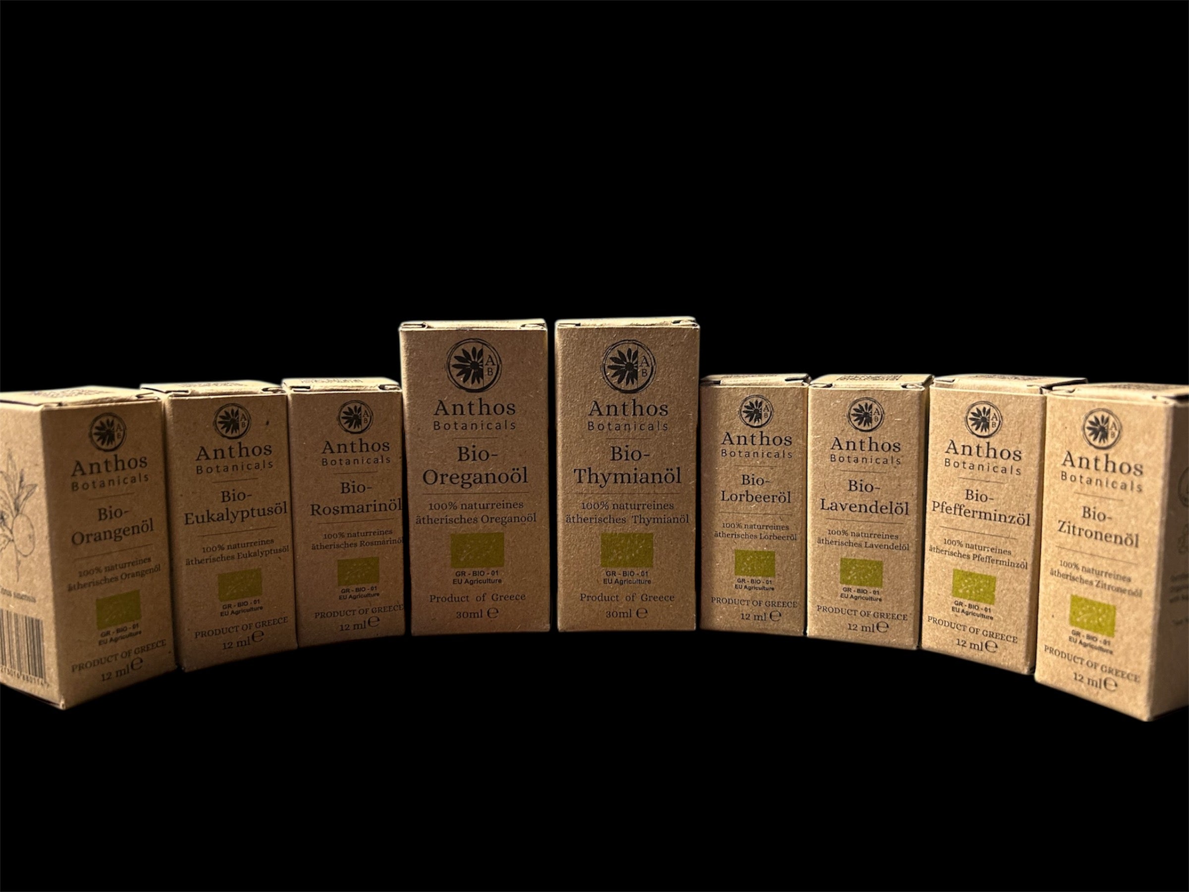 Unsere erste Kollektion ätherische Bio Öle, bestehend aus Oregano, Thymian, Rosmarin, Lorbeer, Lavendel, Eukalyptus, Pfefferminze, Zitrone und Orange