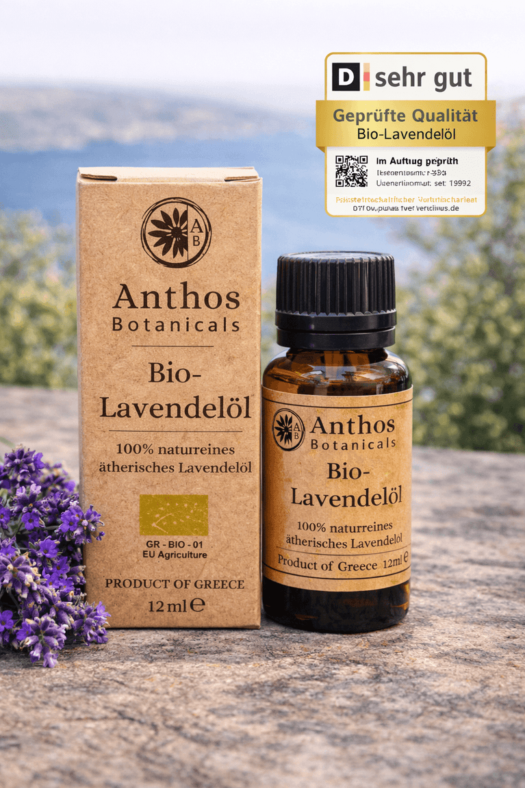 Kraftverpackung und Braunglasflasche mit ätherischem Lavendelöl bio von Anthos Botanicals in einer mediterranen Landschaft.