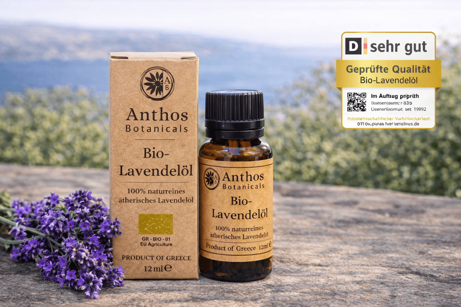 Kraftverpackung und Braunglasflasche mit ätherischem Lavendelöl bio von Anthos Botanicals in einer mediterranen Landschaft.