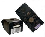 Zwei schwarze Verpackungen mit Thymian. Eine Verpackung liegt und die andere lehnt sich gegen die liegende Verpackung.