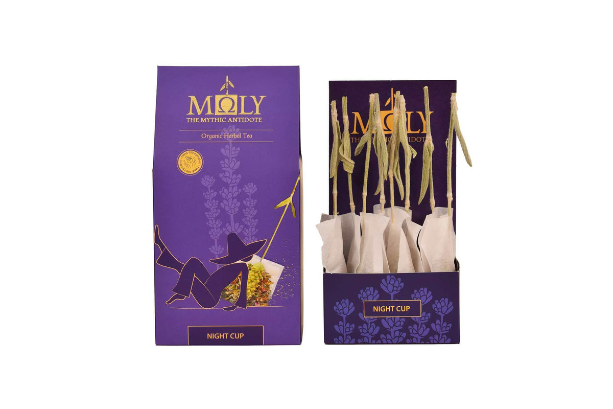 Eine lila Verpackung mit MOLY Night Cup. Zentral ist Bild aufgedruckt, welches einen Teebeutel mit Inhalt zeigt aus dem der Stengel der Sideritis scardia (griechischer Bergtee) herausragt. Daneben ist der Inhalt der Verpackung zu sehen, der aus zehn einzelnen Teebeuteln mit jeweils einem Sideritis-Stengel besteht.