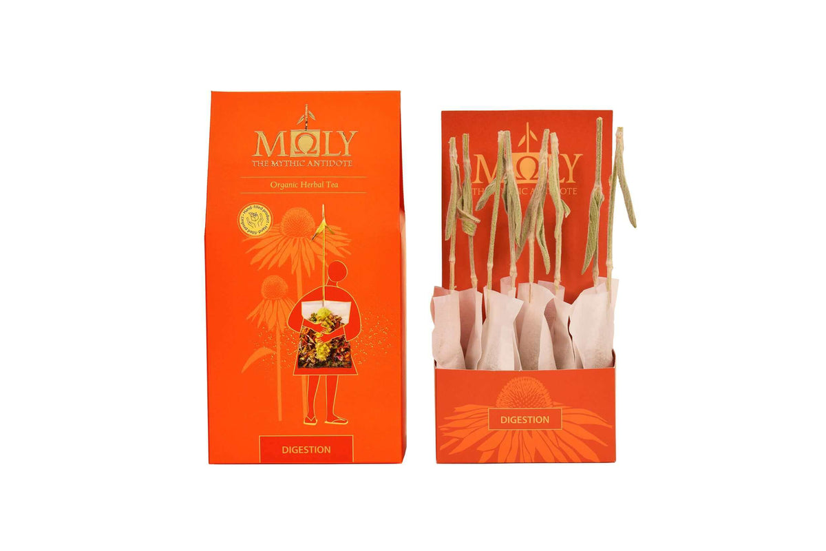 Eine orangene Verpackung des Moly Digestion Bio. Zentral ist Bild aufgedruckt, welches einen Teebeutel mit Inhalt zeigt aus dem der Stengel der Sideritis scardia (griechischer Bergtee) herausragt. Daneben ist der Inhalt der Verpackung zu sehen, der aus zehn einzelnen Teebeuteln mit jeweils einem Sideritis-Stengel besteht.