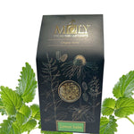 Eine schwarze Moly Verpackung mit Zitronenmelisse Bio auf weißem Hintergrund mit Melissenblätter.