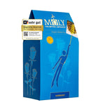 Eine blaue Verpackung des Moly Harmony BIO mit goldener Schrift. Zentral ist ein Bild aufgedruckt, welches einen Teebeutel mit Inhalt zeigt aus dem der Stengel der Sideritis scardia (griechischer Bergtee) herausragt und  eine gezeichnete Person sich an dem Stengel festhält und von diesem in die Luft gezogen wird. 