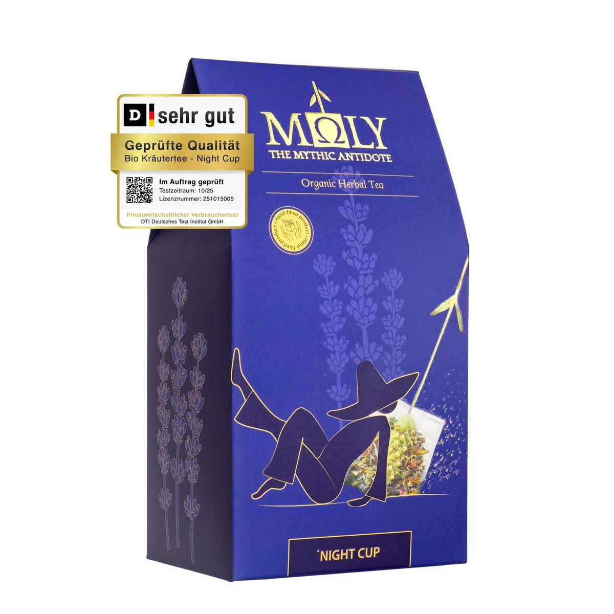Eine lila Verpackung des MOLY Night Cup. Zentral ist ein Bild aufgedruckt, welches einen Teebeutel mit Inhalt zeigt aus dem der Stengel der Sideritis scardia (griechischer Bergtee) herausragt und  eine gezeichnete Person daneben liegt. 
