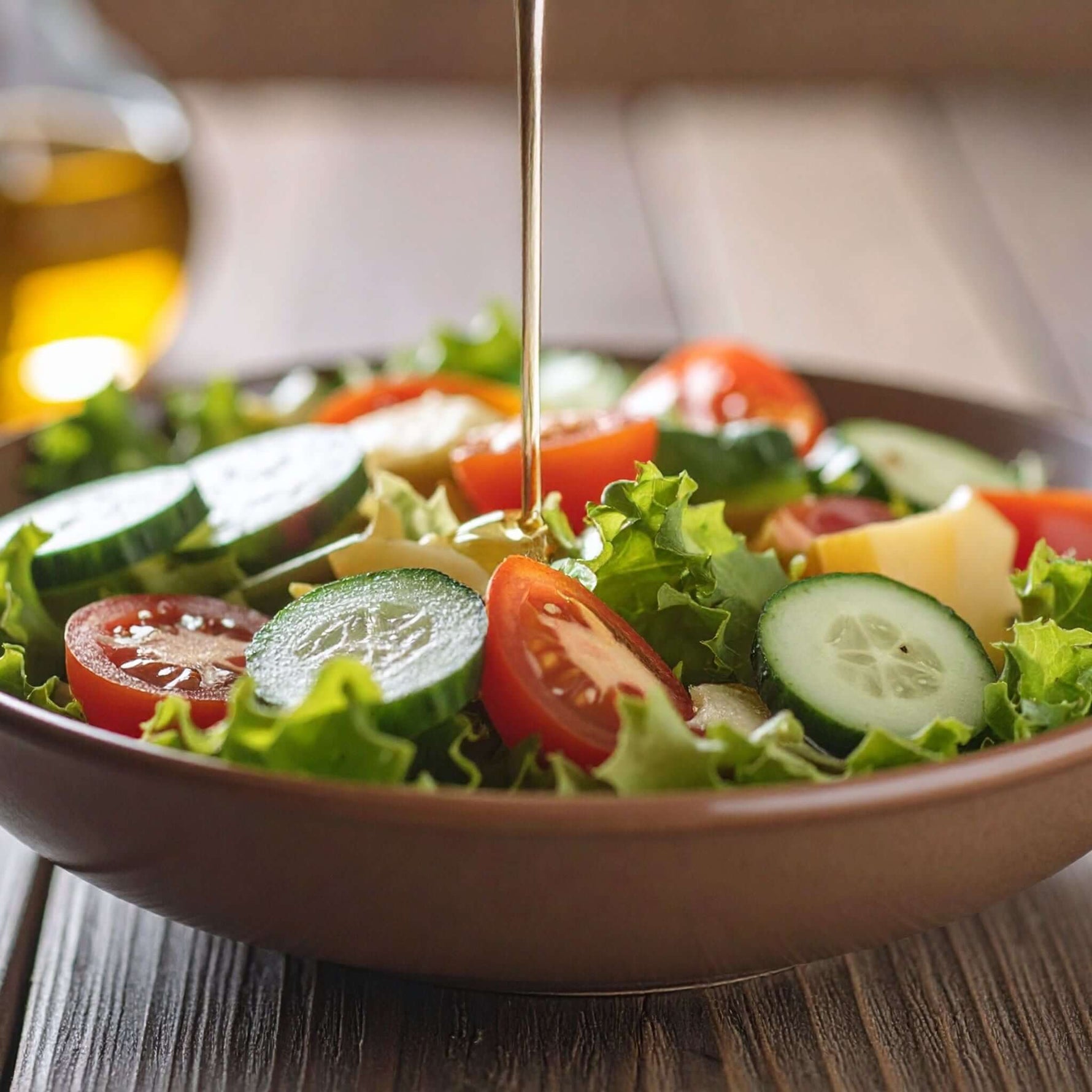 Olivenöl wird auf einen Salat gegeben.